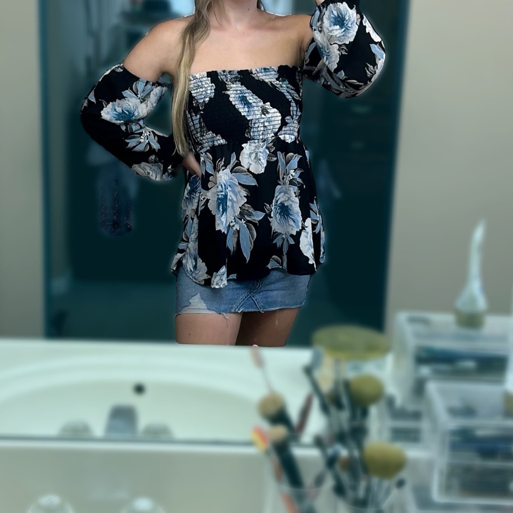 Gently used, off the shoulder flowy long sleeve top. Size M.